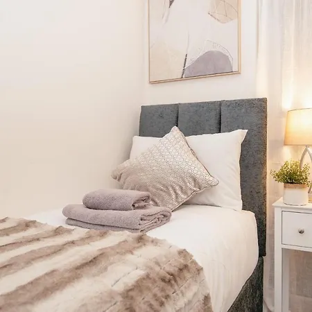 Stunning 2-Bed Apartment In Stevenage, Sleeps 5 With Free Private Parking Exterior photo