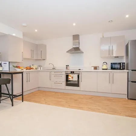 Stunning 2-Bed Apartment In Stevenage, Sleeps 5 With Free Private Parking Exterior photo