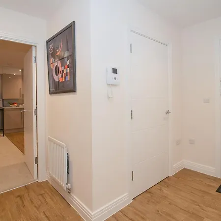 Stunning 2-Bed Apartment In Stevenage, Sleeps 5 With Free Private Parking Exterior photo