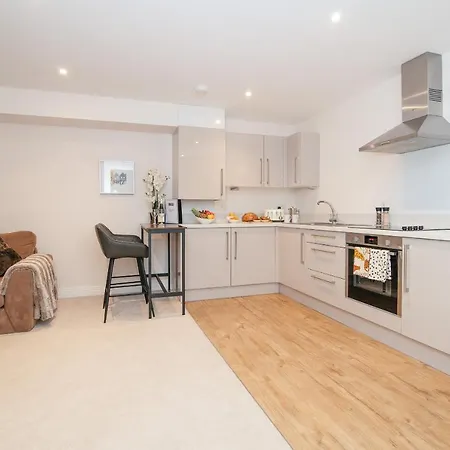 Stunning 2-Bed Apartment In Stevenage, Sleeps 5 With Free Private Parking Exterior photo