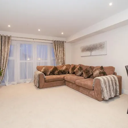 Stunning 2-Bed Apartment In Stevenage, Sleeps 5 With Free Private Parking Exterior photo