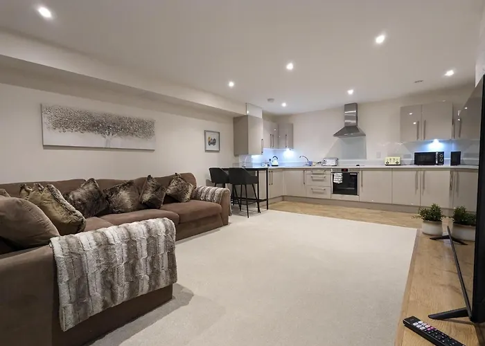 Stunning 2-Bed Apartment In Stevenage, Sleeps 5 With Free Private Parking