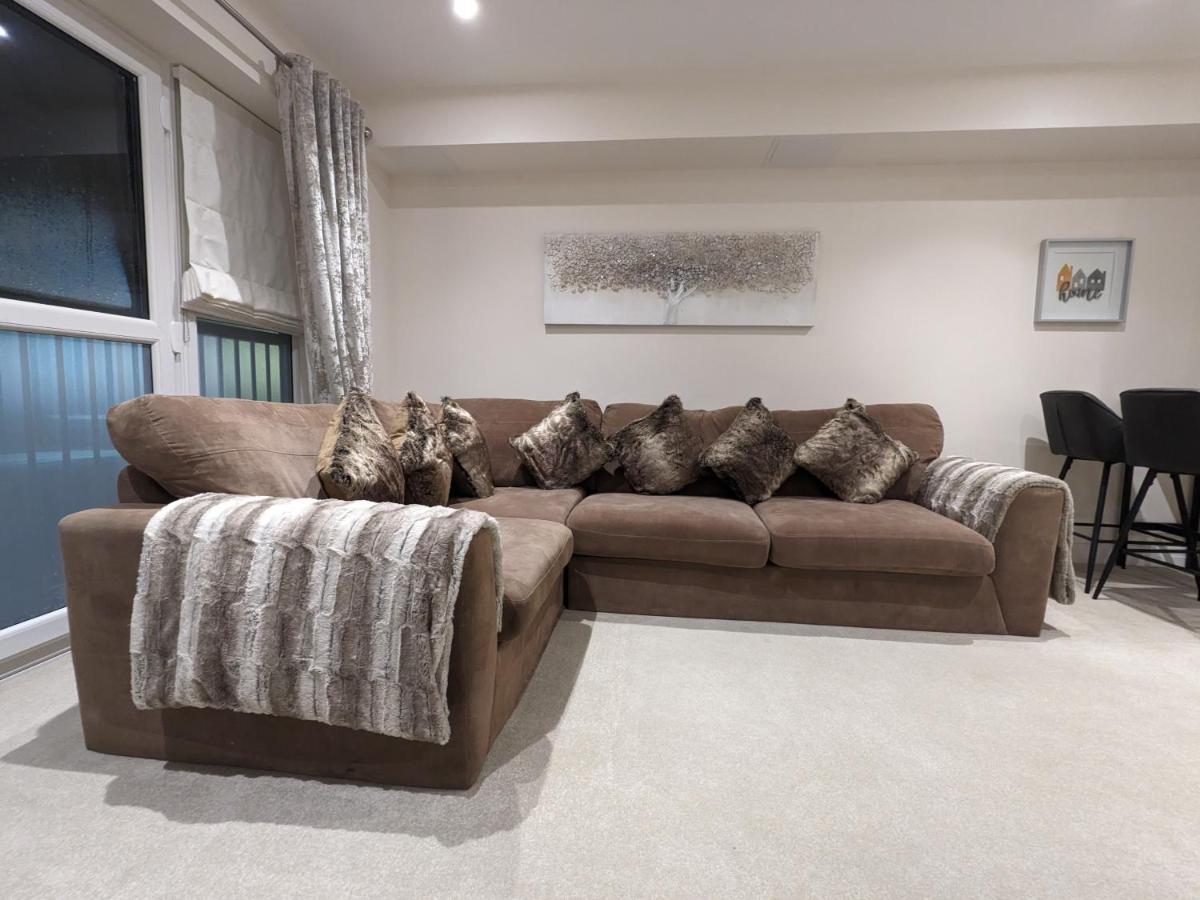 Stunning 2-bed In Stevenage, Sleeps 5 With Free Private Parking * Stevenage