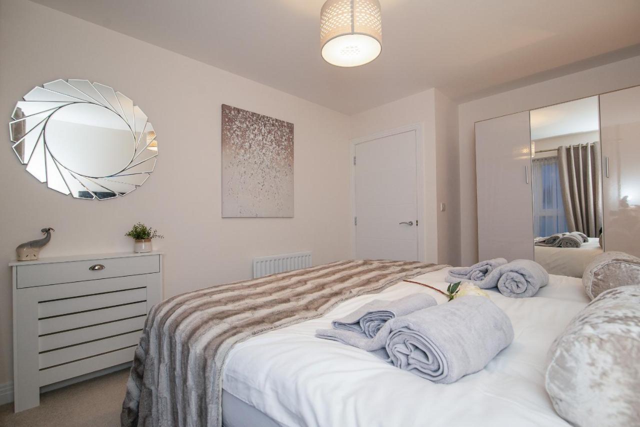 Stunning 2-bed In Stevenage, Sleeps 5 With Free Private Parking Apartment