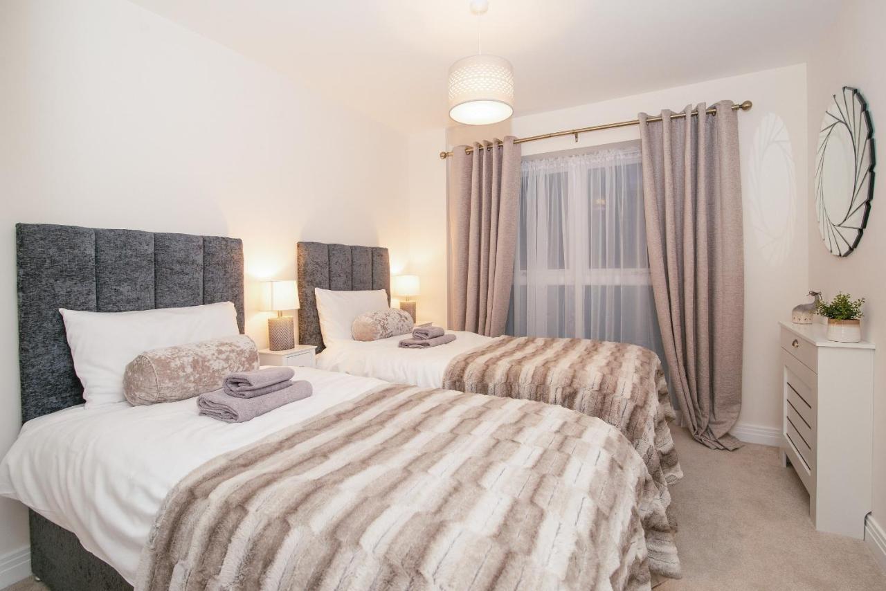 Stunning 2-bed In Stevenage, Sleeps 5 With Free Private Parking *