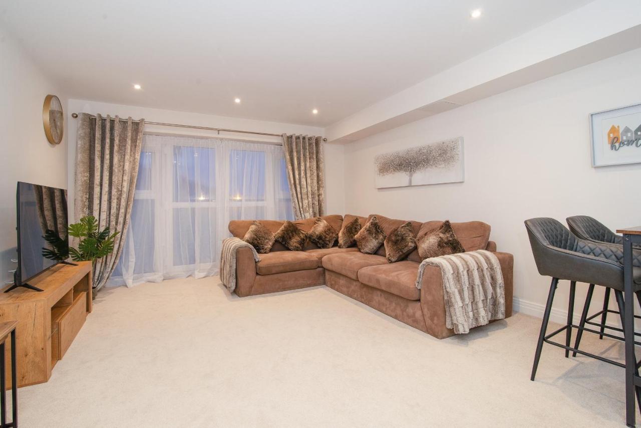 Stunning 2-bed In Stevenage, Sleeps 5 With Free Private Parking *